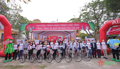 Trao tặng xe đạp và hợp đồng bảo hiểm miễn phí tới trẻ em khó khăn tỉnh Quảng Bình


